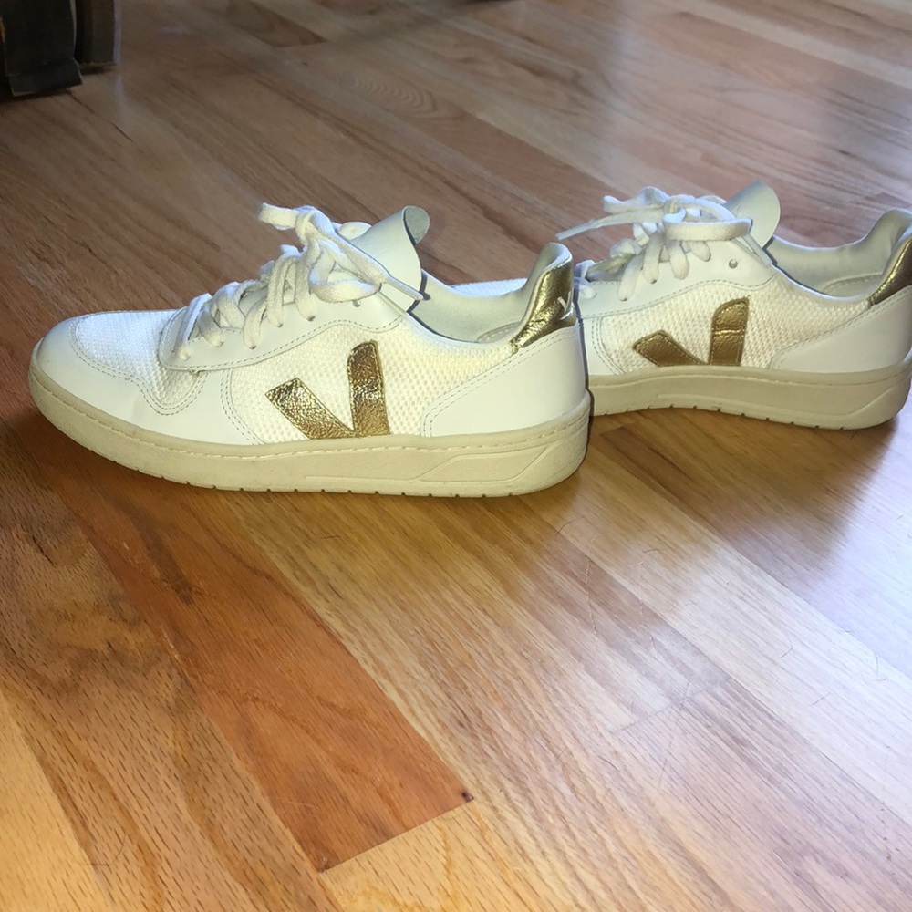 EUC Veja sneakers